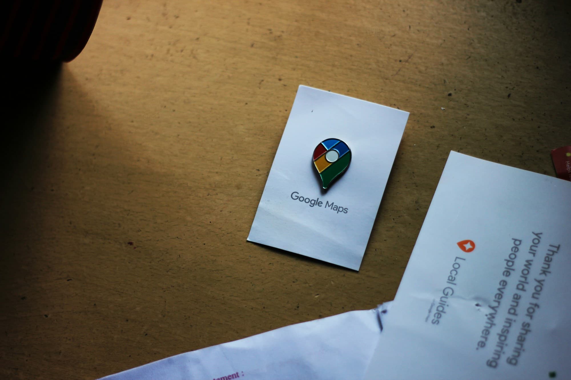 Pin de Google Maps impreso sobre un mapa de papel