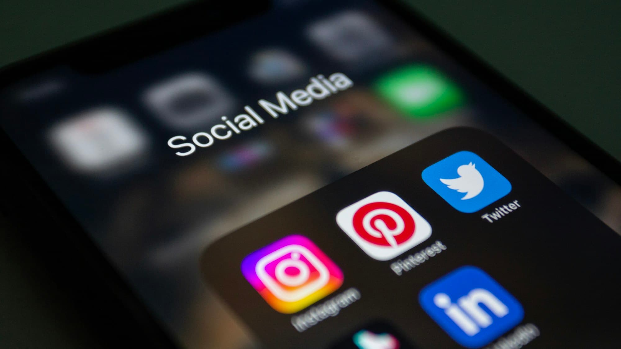 Pantalla de teléfono con una carpeta de redes sociales