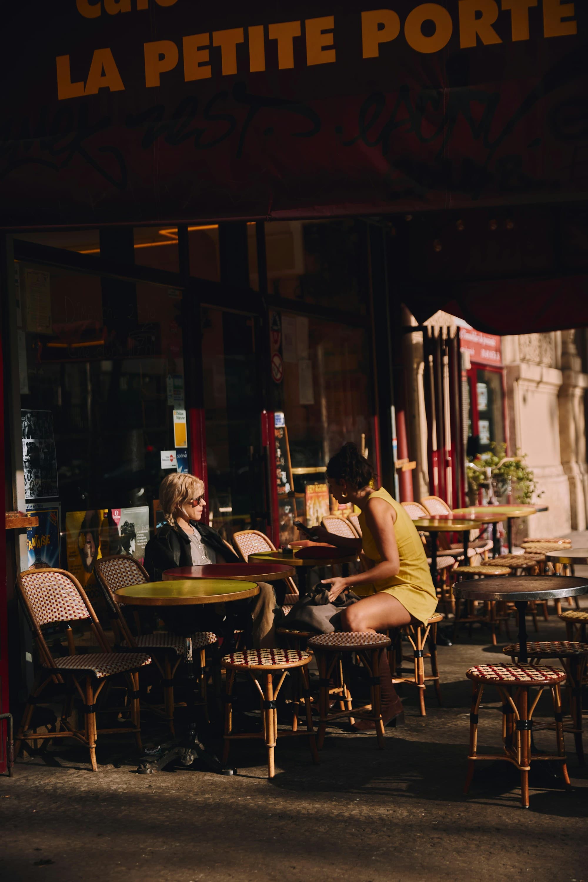 Clientes cenando afuera de un restaurante de noche