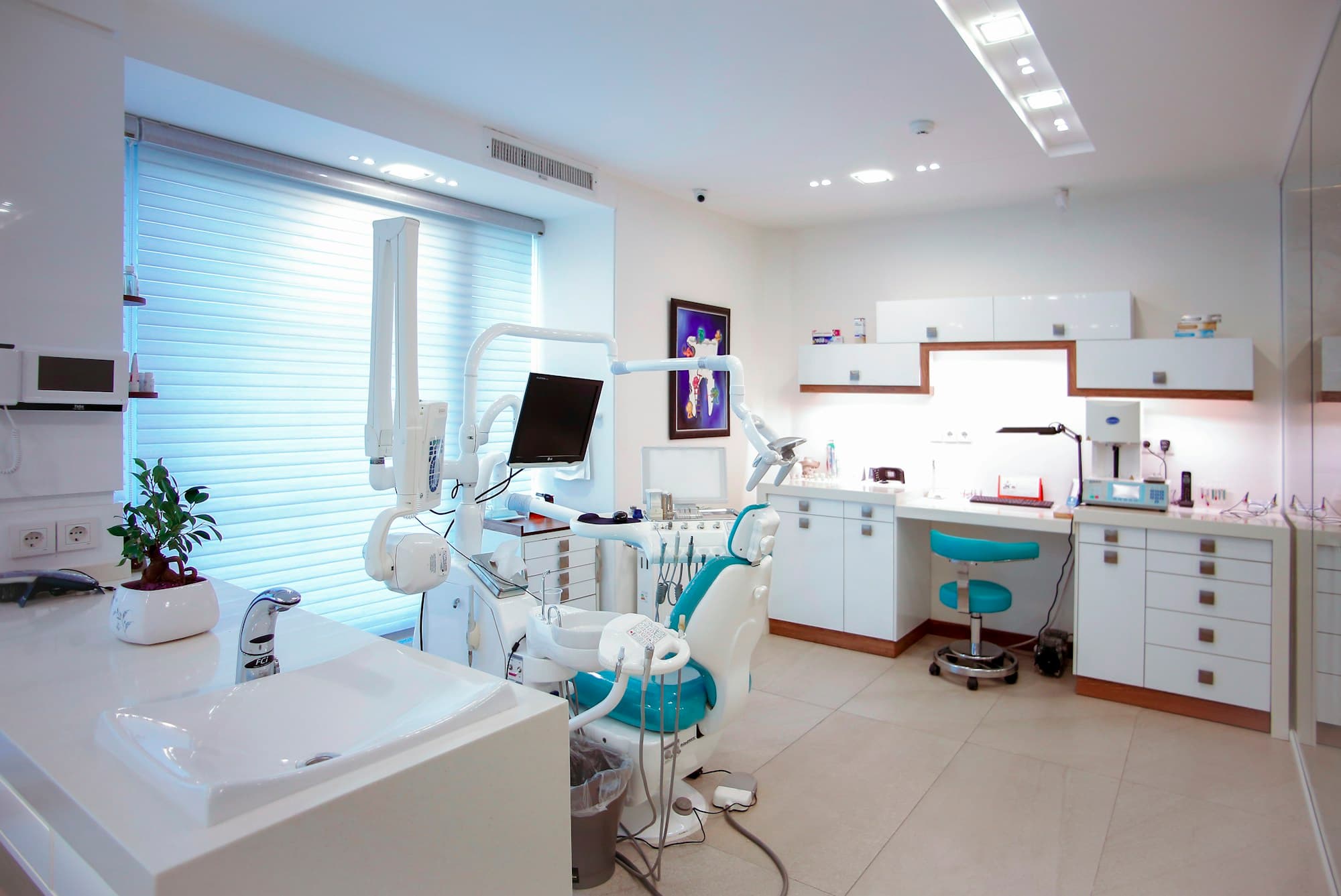Consultorio dental moderno con sillón y equipo