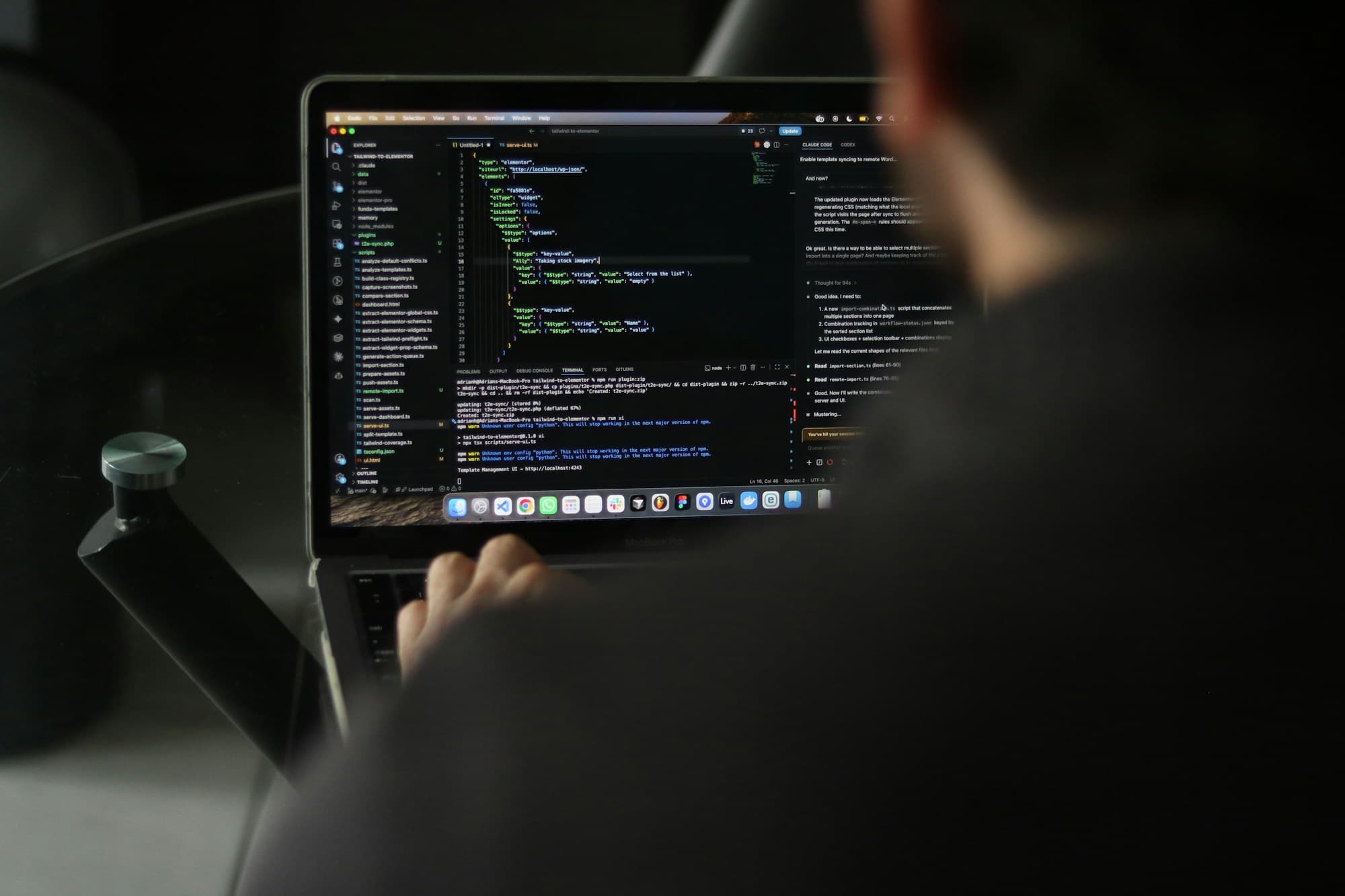 Desarrollador escribiendo código en una laptop