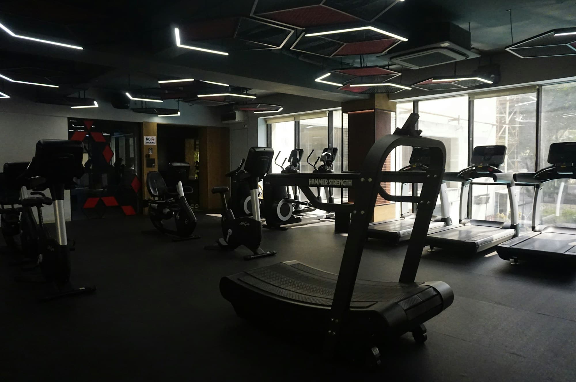 Interior de un gimnasio con caminadoras y equipo