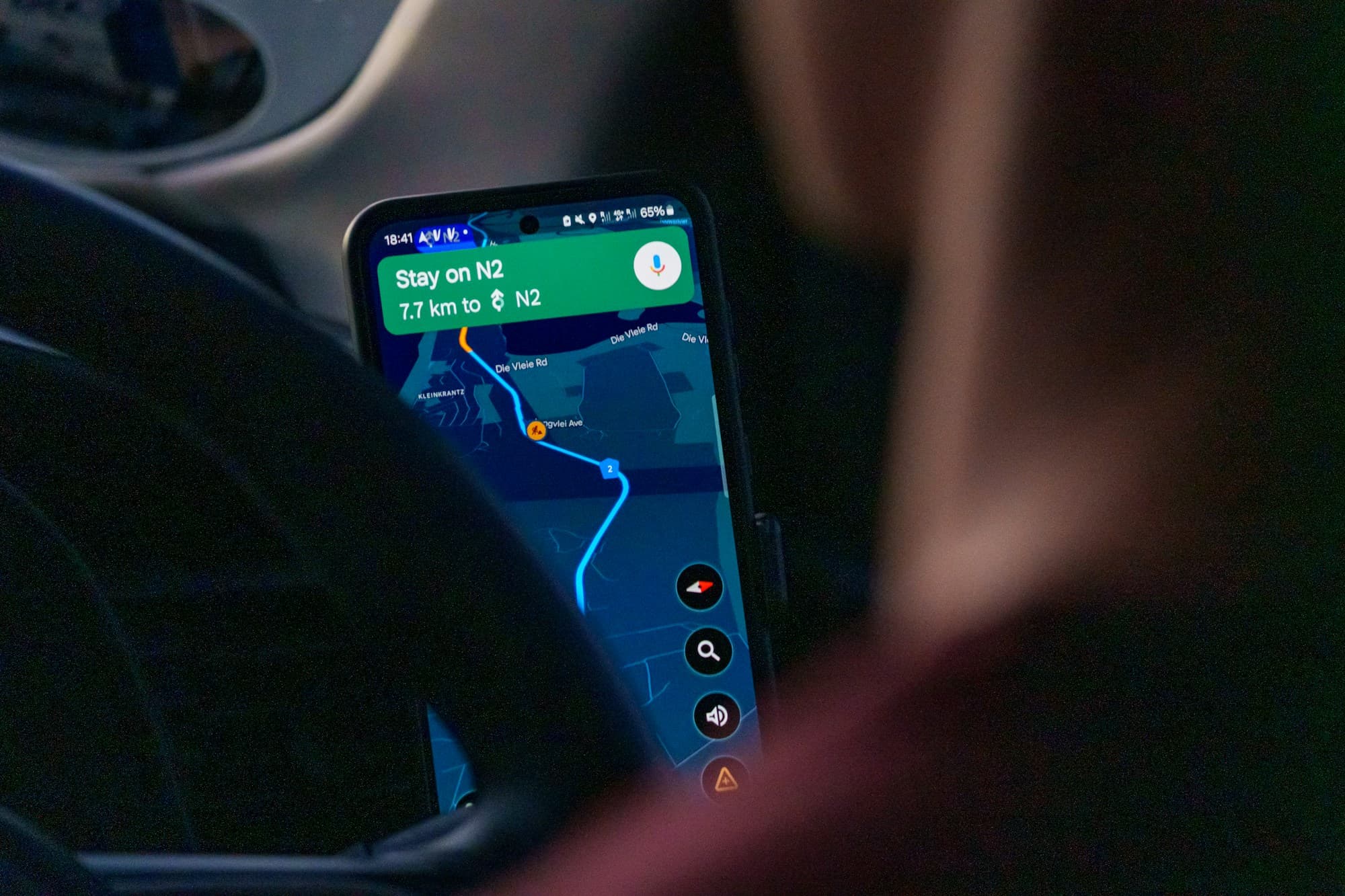 Teléfono mostrando un mapa de navegación dentro de un auto