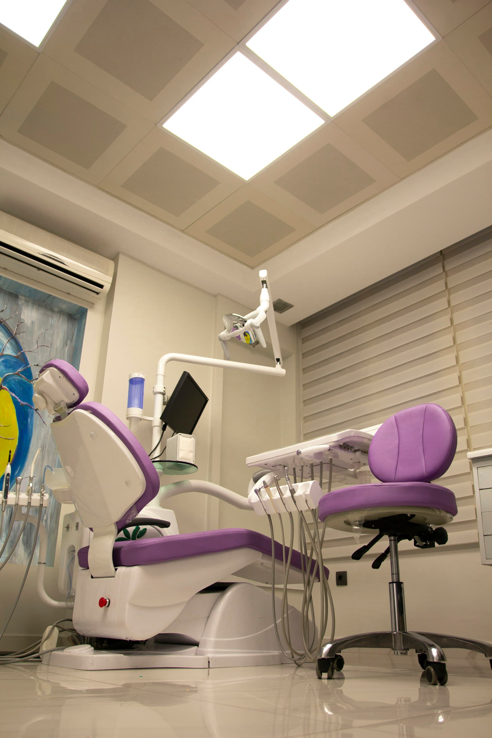Sillón dental en un consultorio con tragaluz