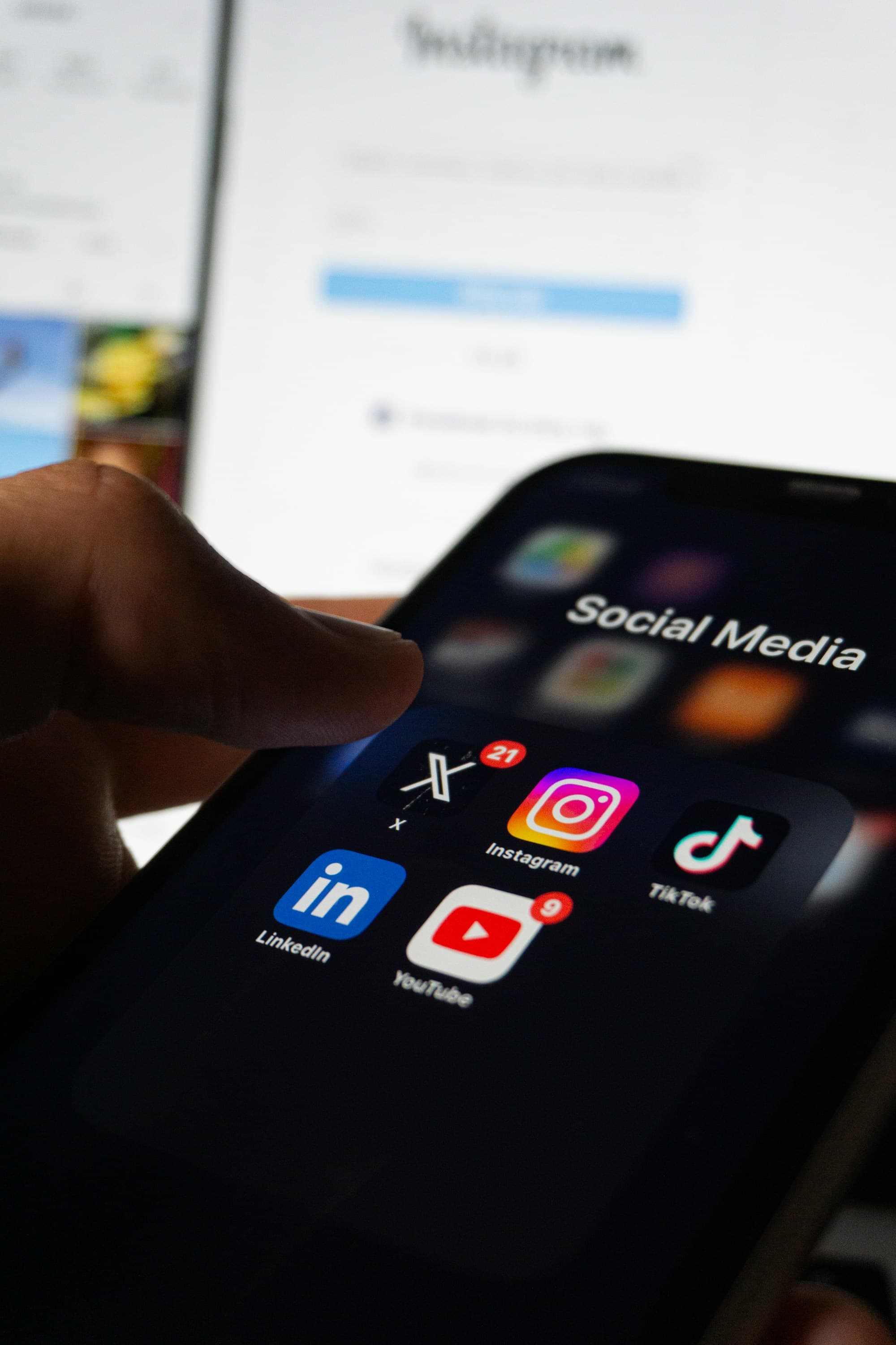 Teléfono mostrando la pantalla de inicio de sesión de una red social