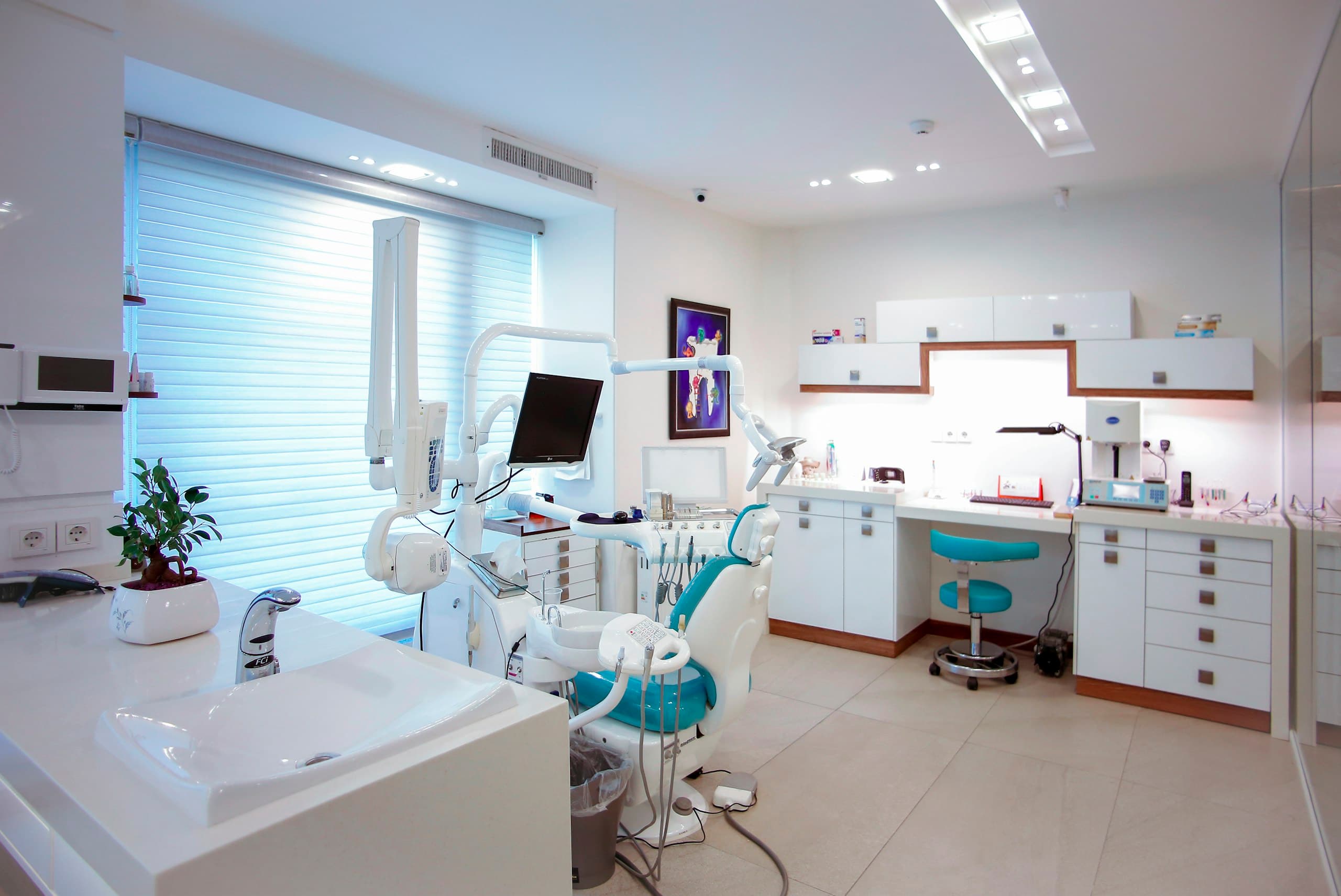 Consultorio dental moderno con equipo limpio y luz natural