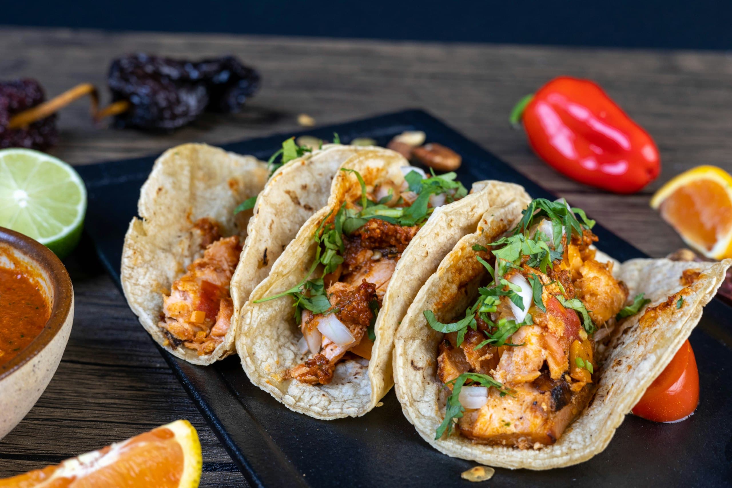 Tacos al pastor servidos en un restaurante