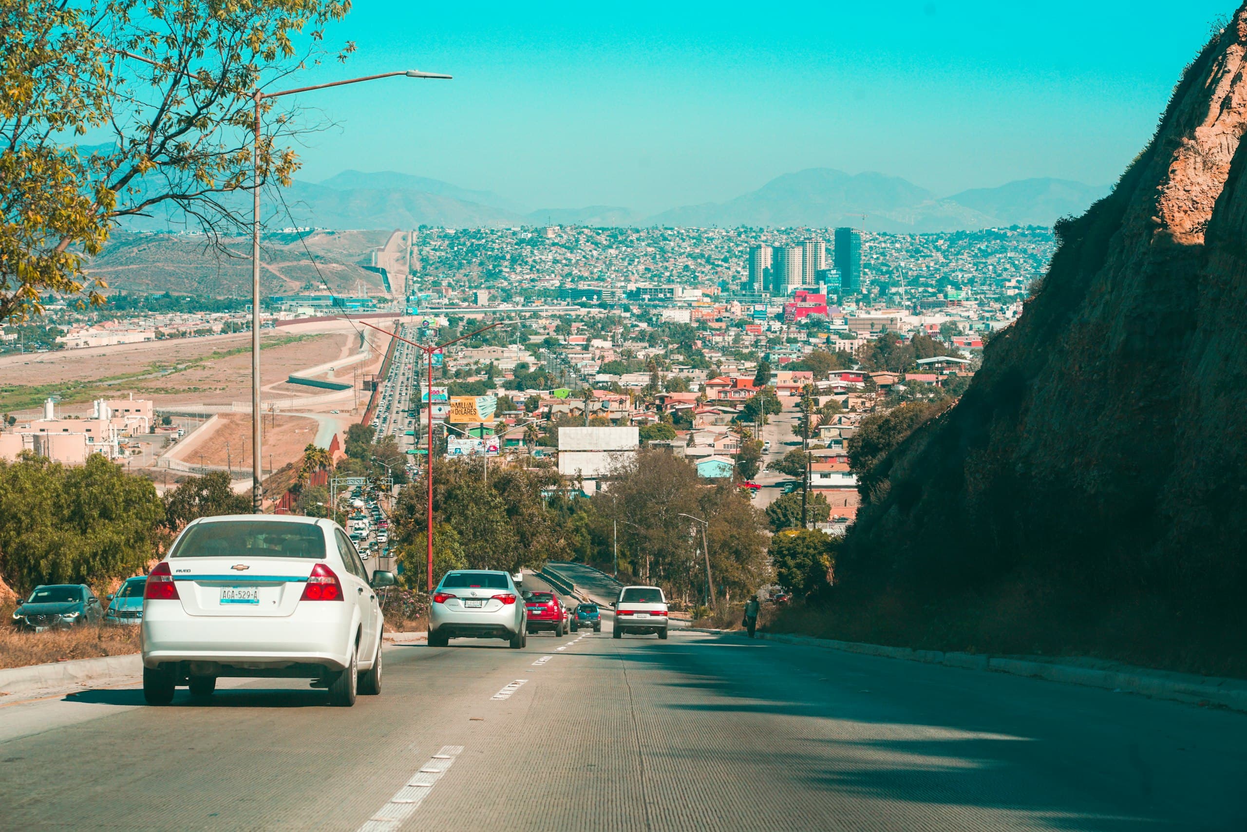 Tijuana desde una de sus bajadas, con la ciudad extendida al fondo